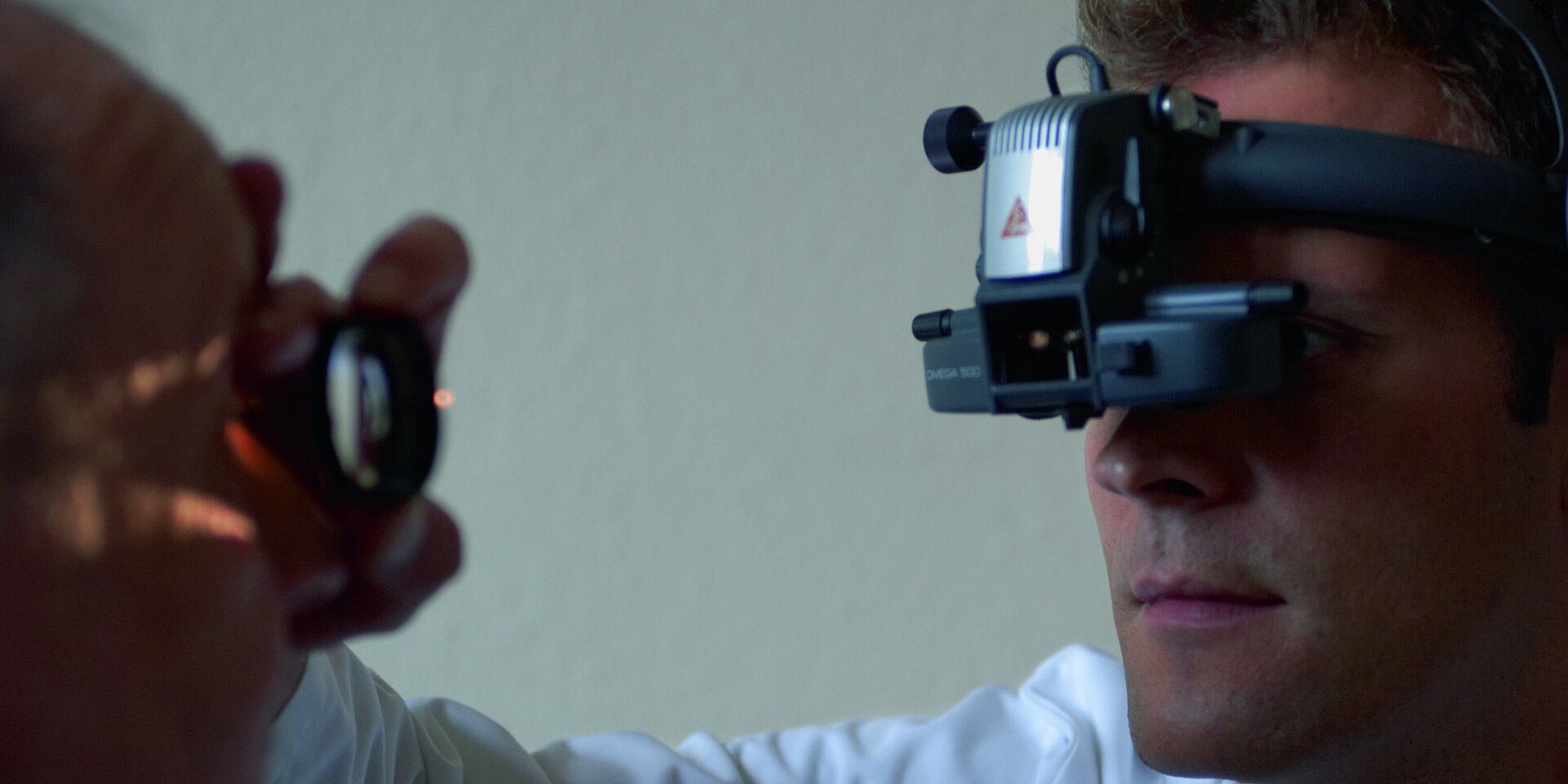 Chefarzt Dr. med. Romano Krist untersucht die Augen eines Patientens